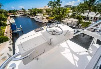 Thumbnail von Viking 74 Enclosed Bridge Knot Racing