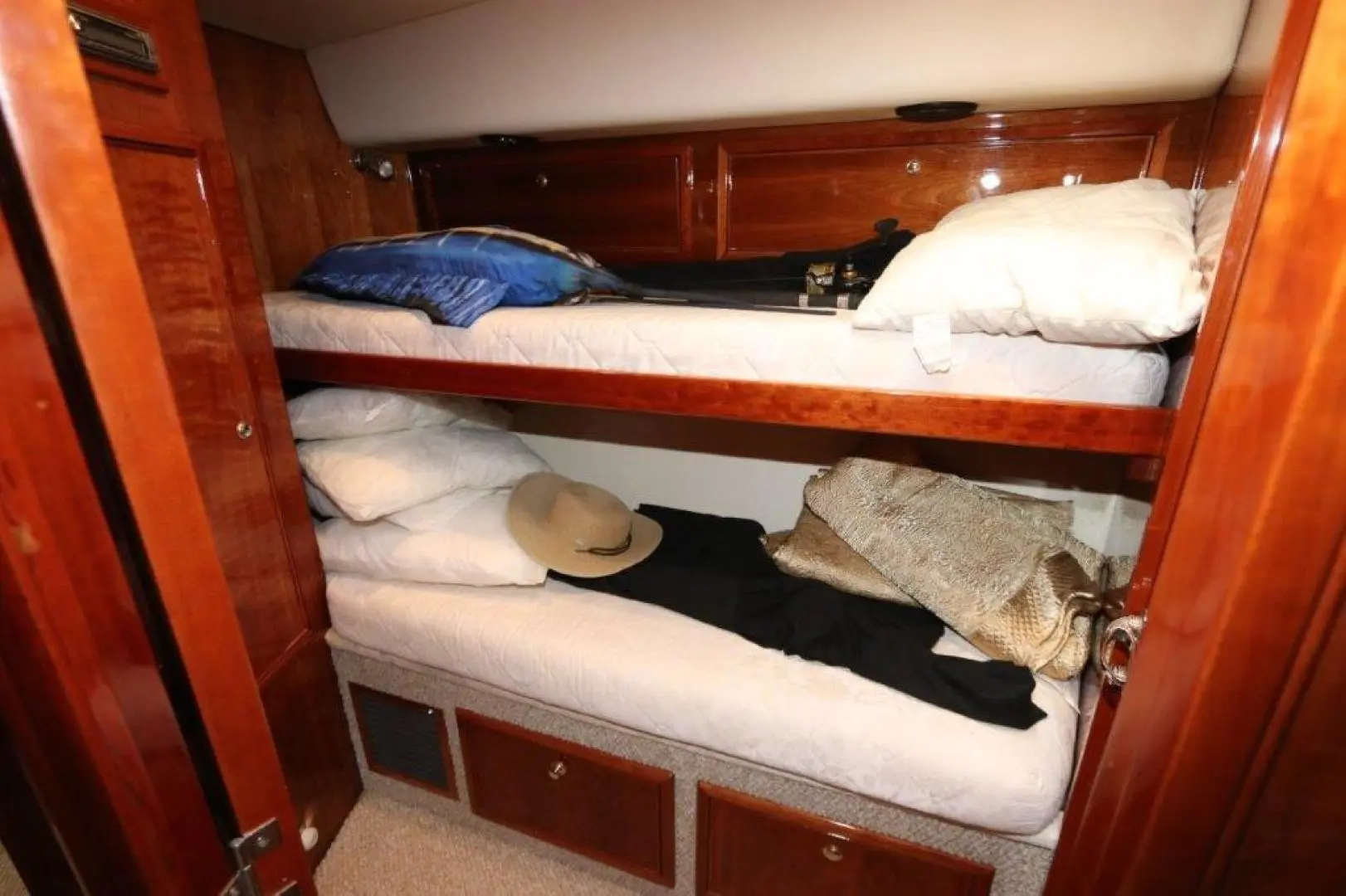 Thumbnail von Riviera 	Enclosed Flybridge 62