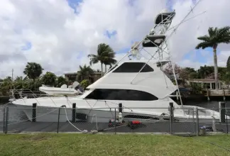 Thumbnail von Riviera 	Enclosed Flybridge 62