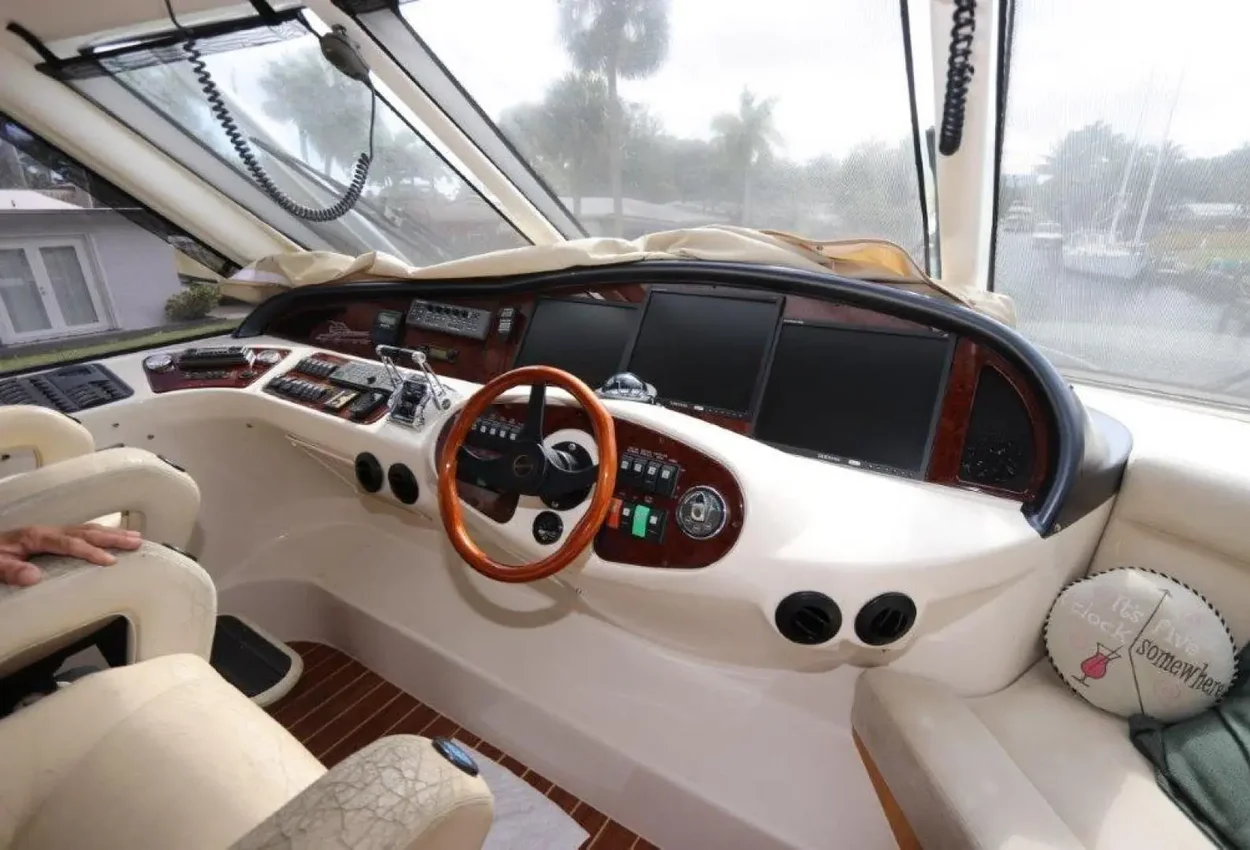 Thumbnail von Riviera 	Enclosed Flybridge 62