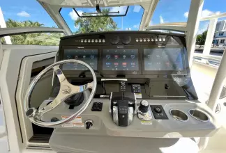 Thumbnail von Boston Whaler 420 Outrage