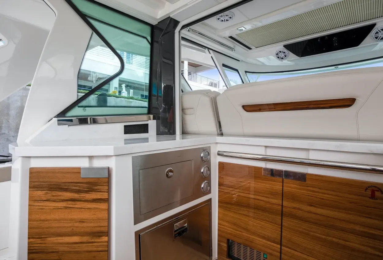 Thumbnail von Tiara Yachts 48LS