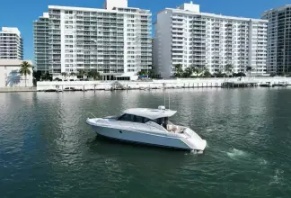 Thumbnail von Tiara Yachts 39 Coupe Triple Threat
