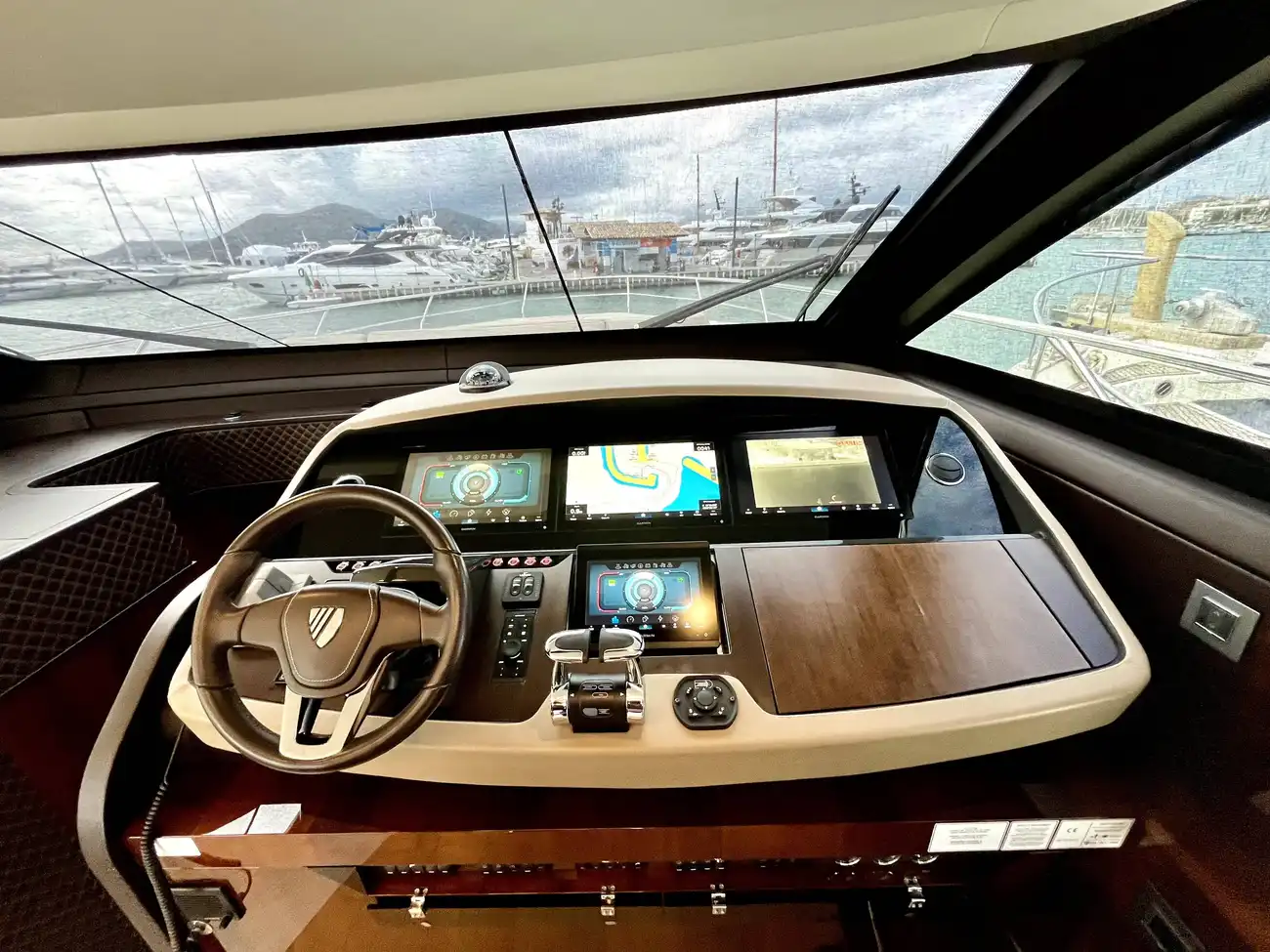 Thumbnail von Fairline Squadron 68