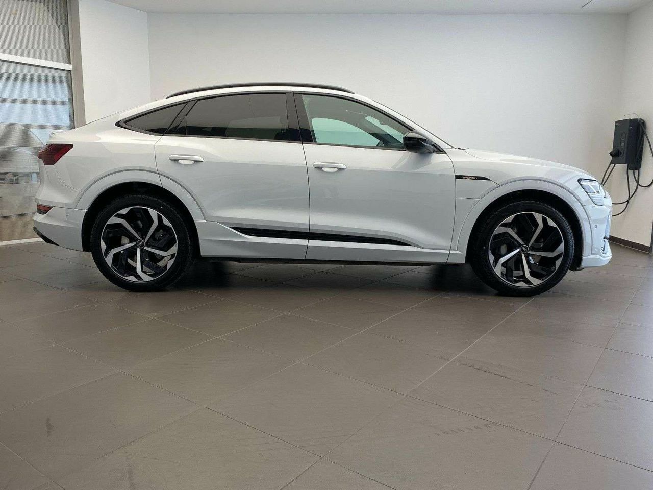 car-24296-216003_04.jpg