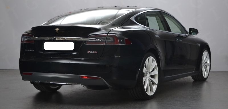 Tesla Model S Eektro Schwarz Metallic