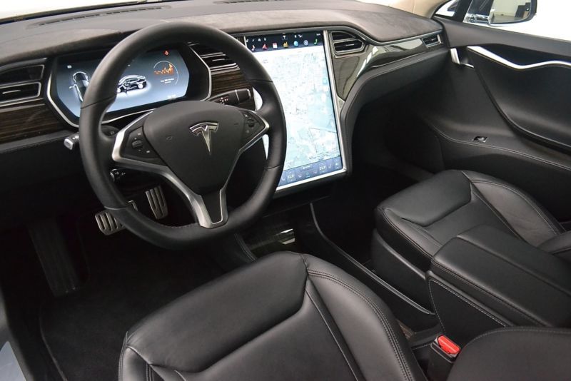 Tesla Model S Eektro Schwarz Metallic