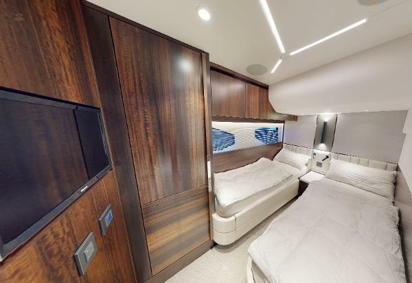 Sunseeker Manhattan 55 - Twin Cabin