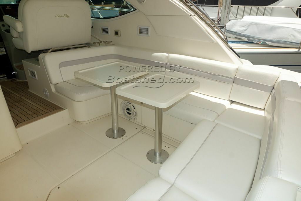 Sea Ray 470 Sundancer Express Cruiser - Cockpit table