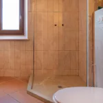 Modernes Duschbad mit Fenster
