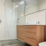 Erstes modernes Badezimmer und...
