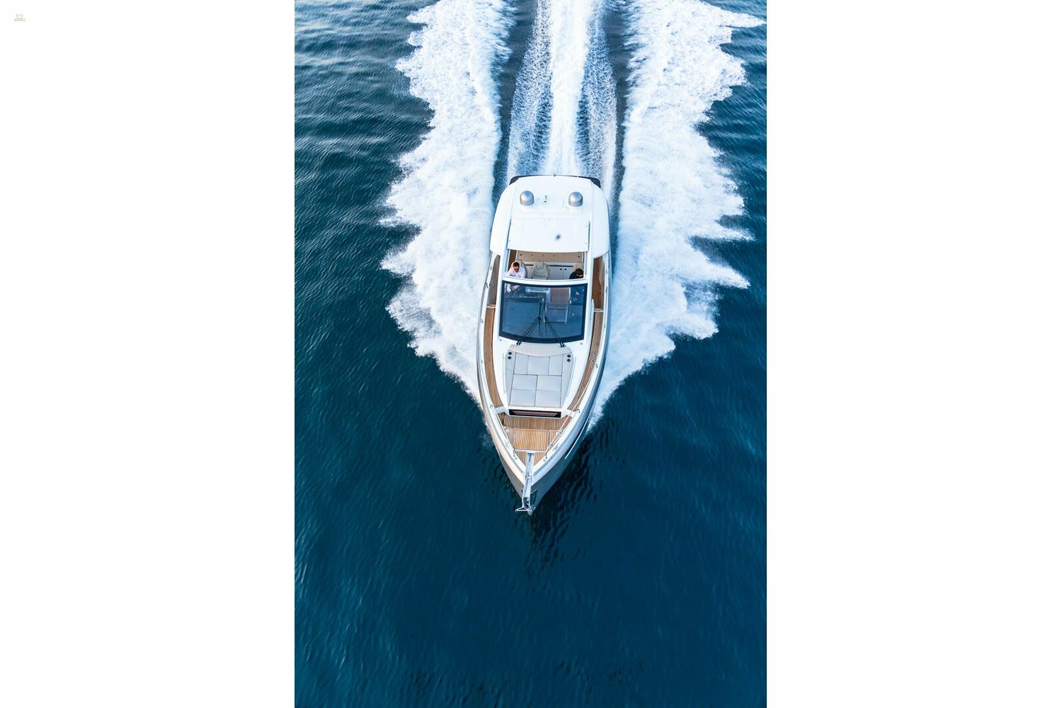 Jeanneau DB 43 inboard - with large wake