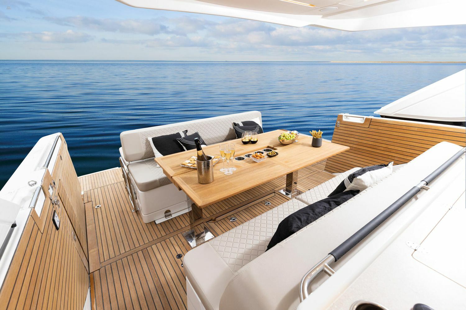 Jeanneau DB 43 inboard - aft cockpit table