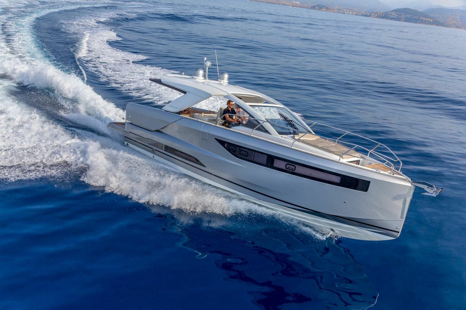 Jeanneau DB 43 inboard - speeding through the water