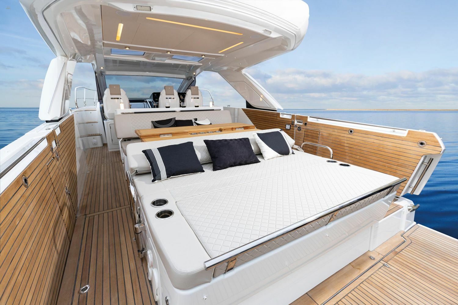 Jeanneau DB 43 inboard - aft sun lounger