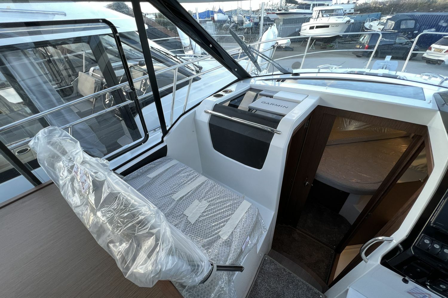 Jeanneau-Merry-Fisher-895-co-pilot-seat