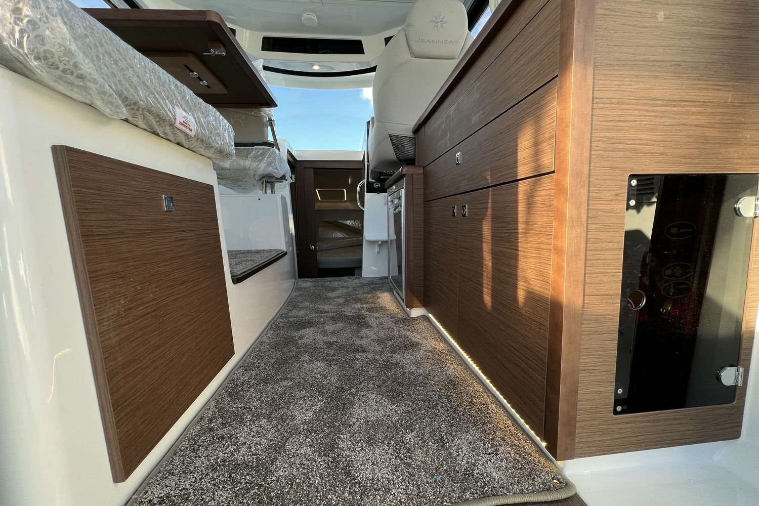 Jeanneau-Merry-Fisher-895-carpet
