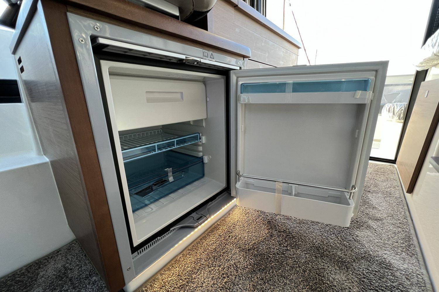 Jeanneau-Merry-Fisher-895-fridge