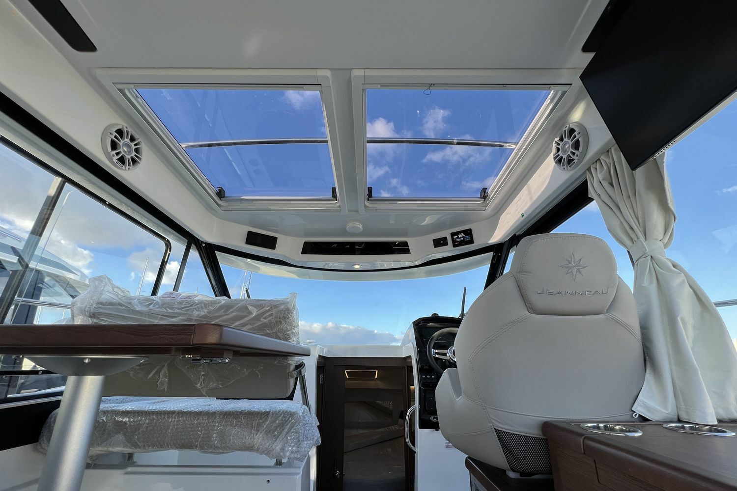 Jeanneau-Merry-Fisher-895-roof-hatches