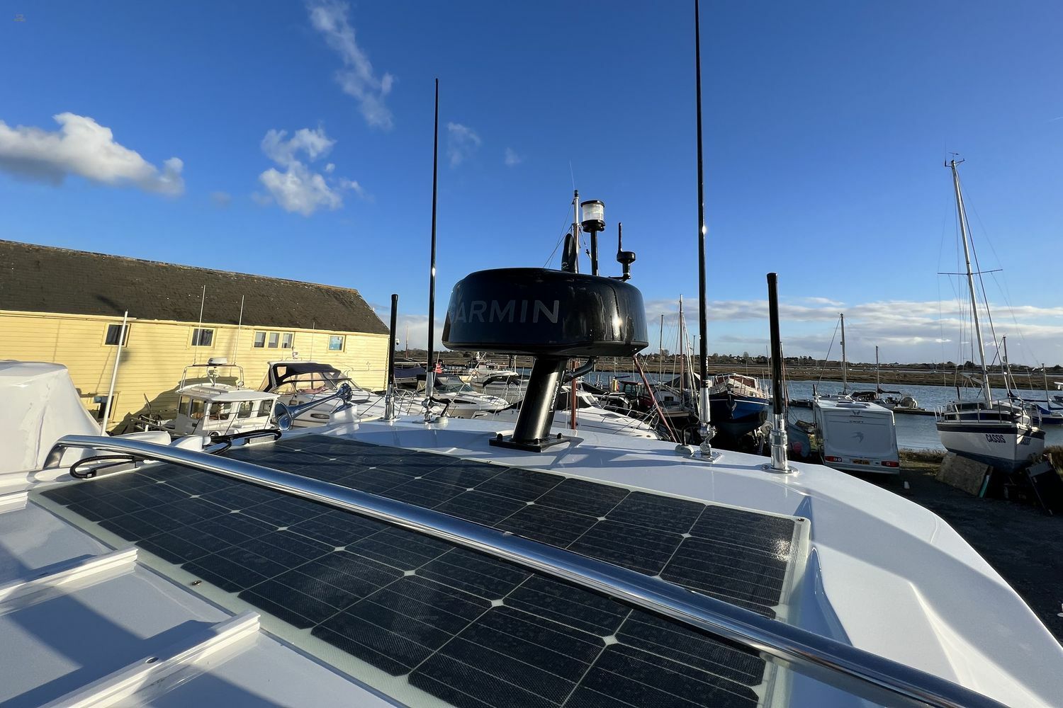Jeanneau-Merry-Fisher-895-solar-panel