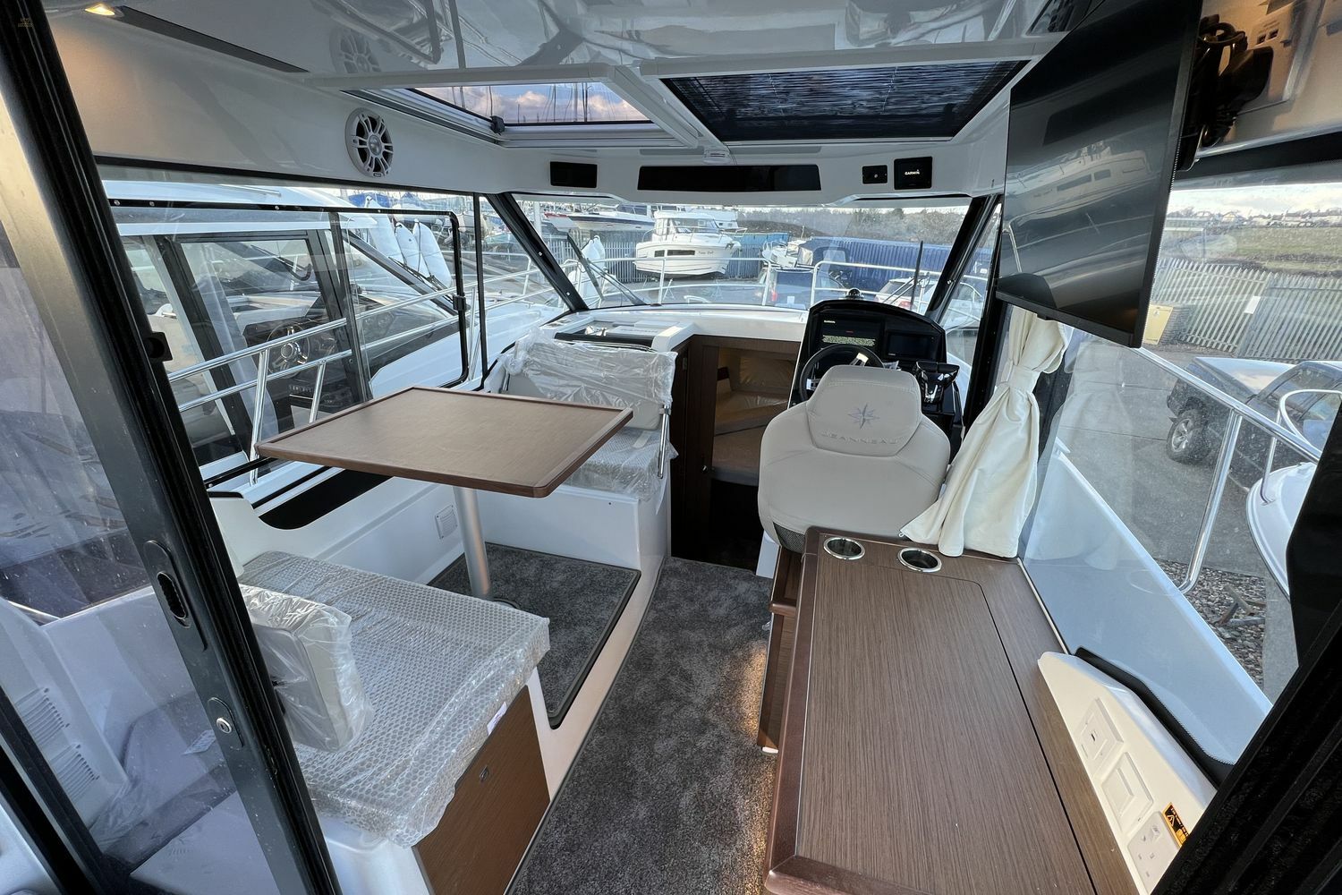 Jeanneau-Merry-Fisher-895-galley