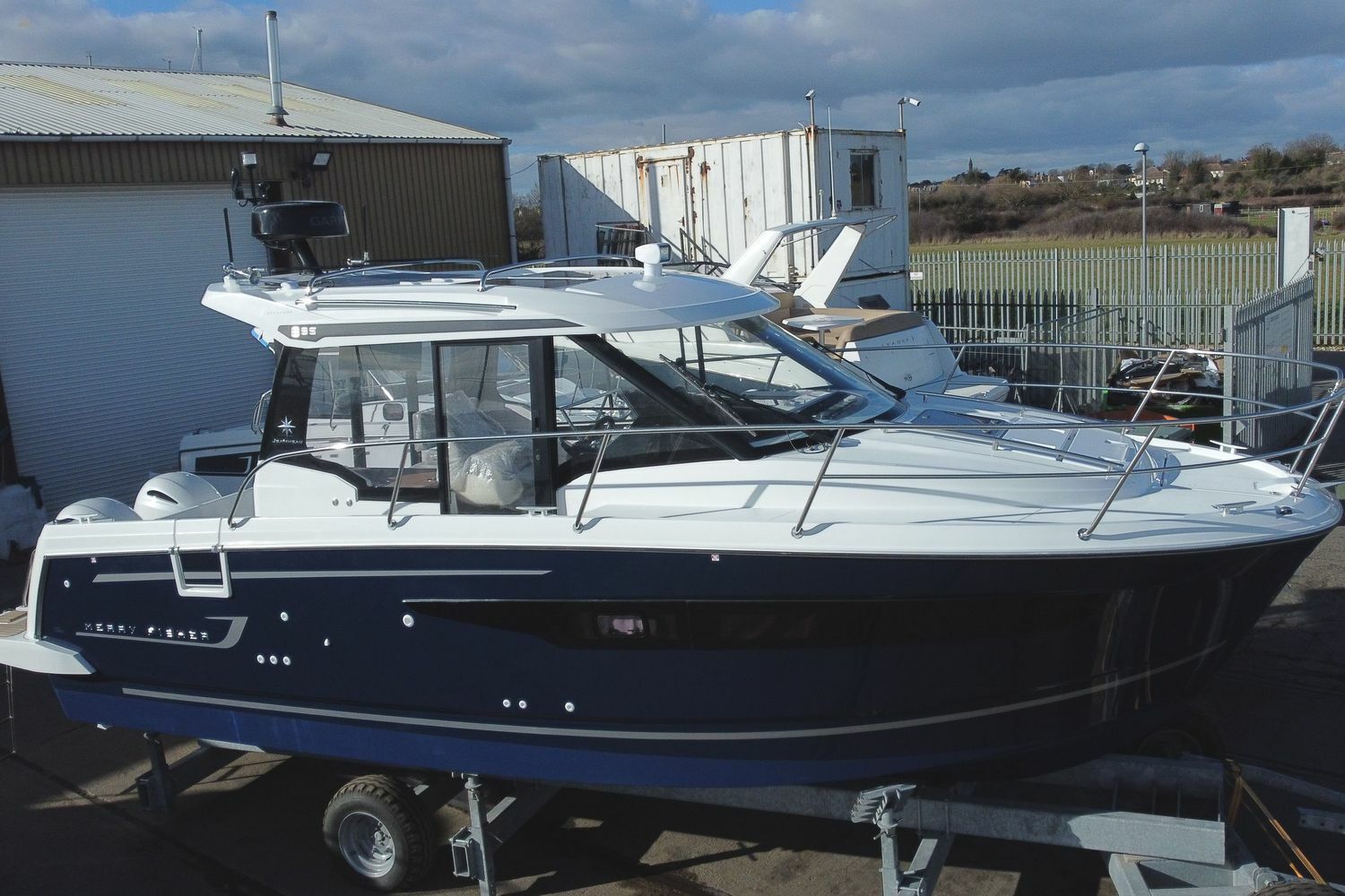 Jeanneau-Merry-Fisher-895-side