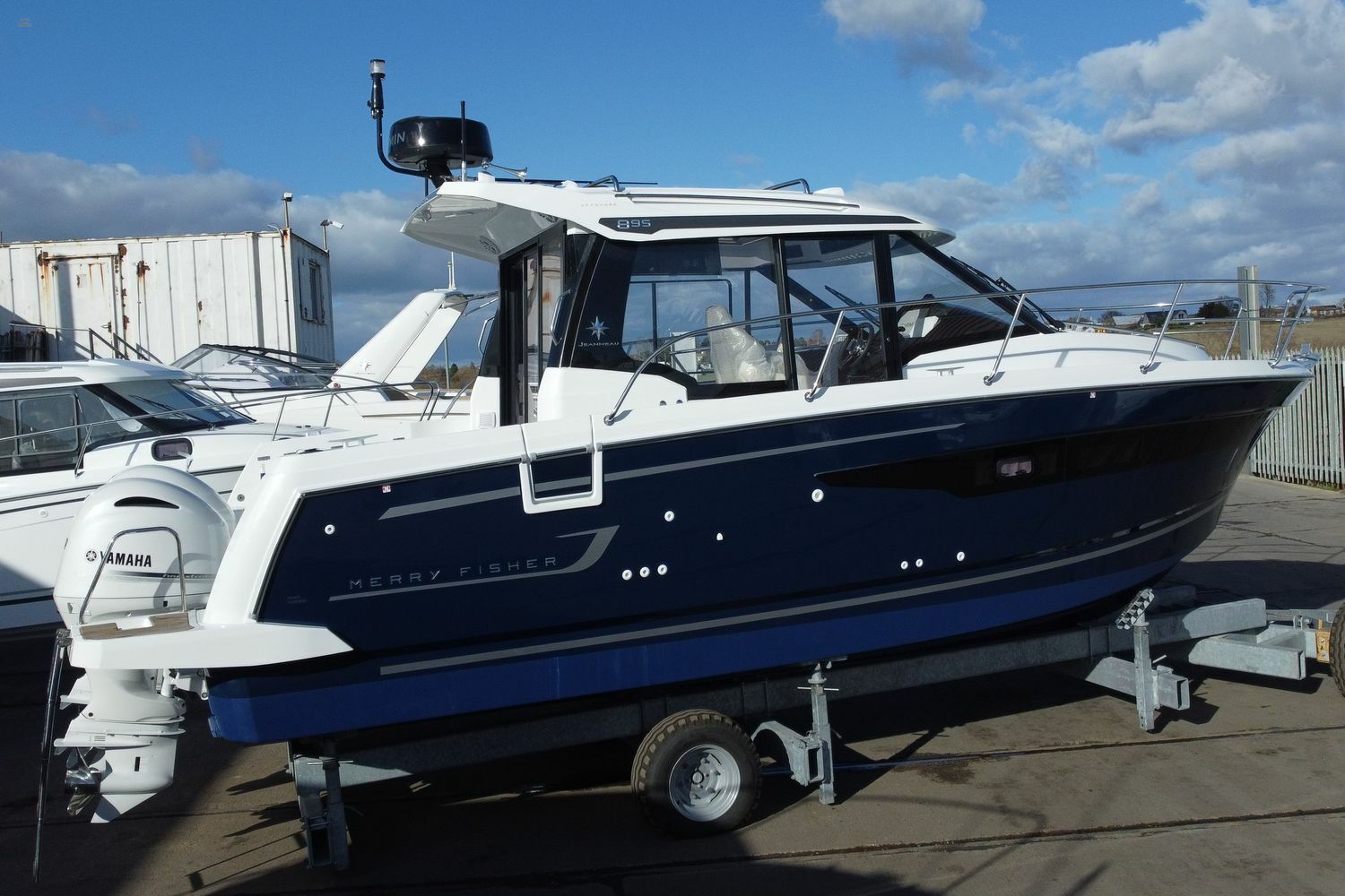 Jeanneau-Merry-Fisher-895-side-door