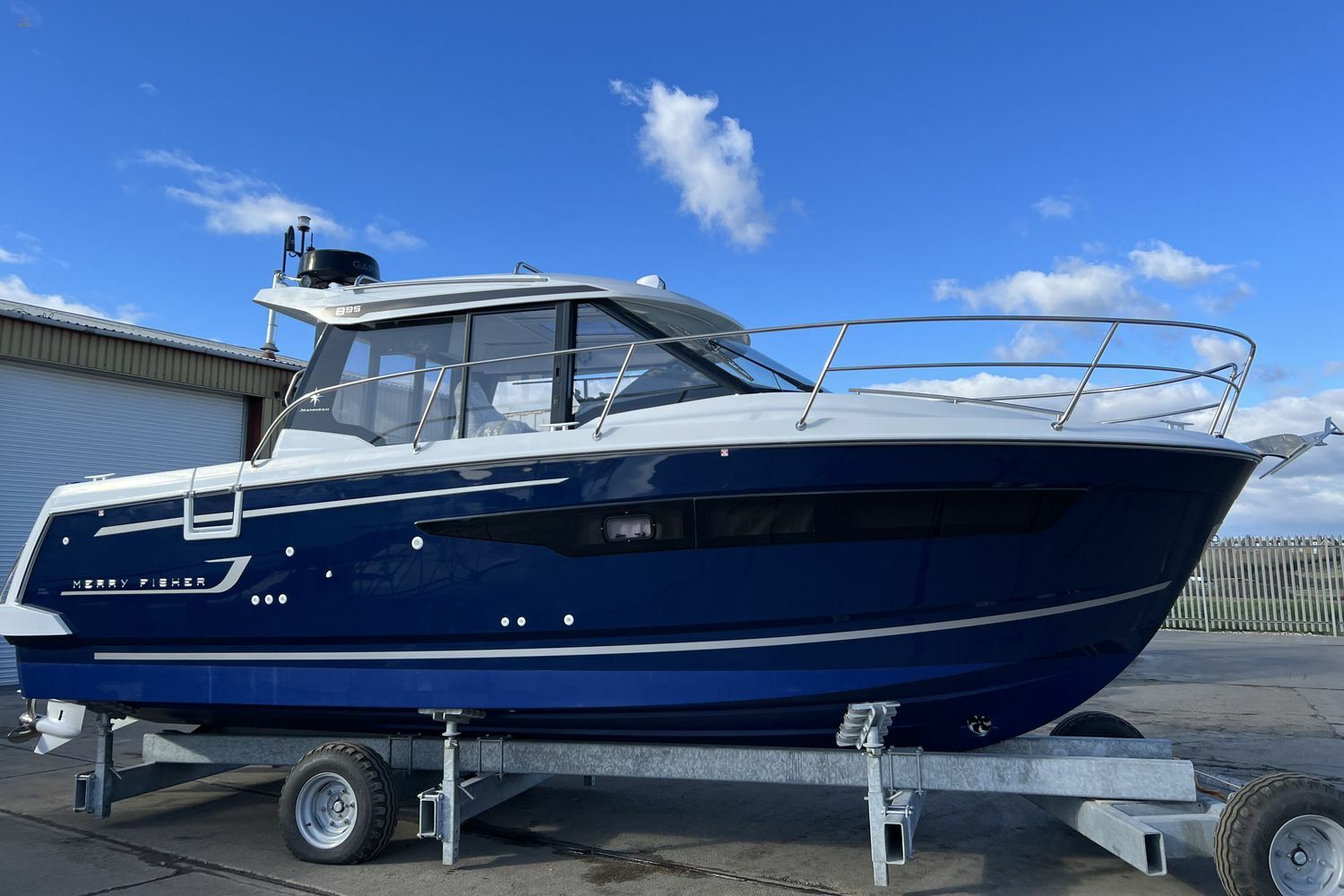 Jeanneau-Merry-Fisher-895-sides