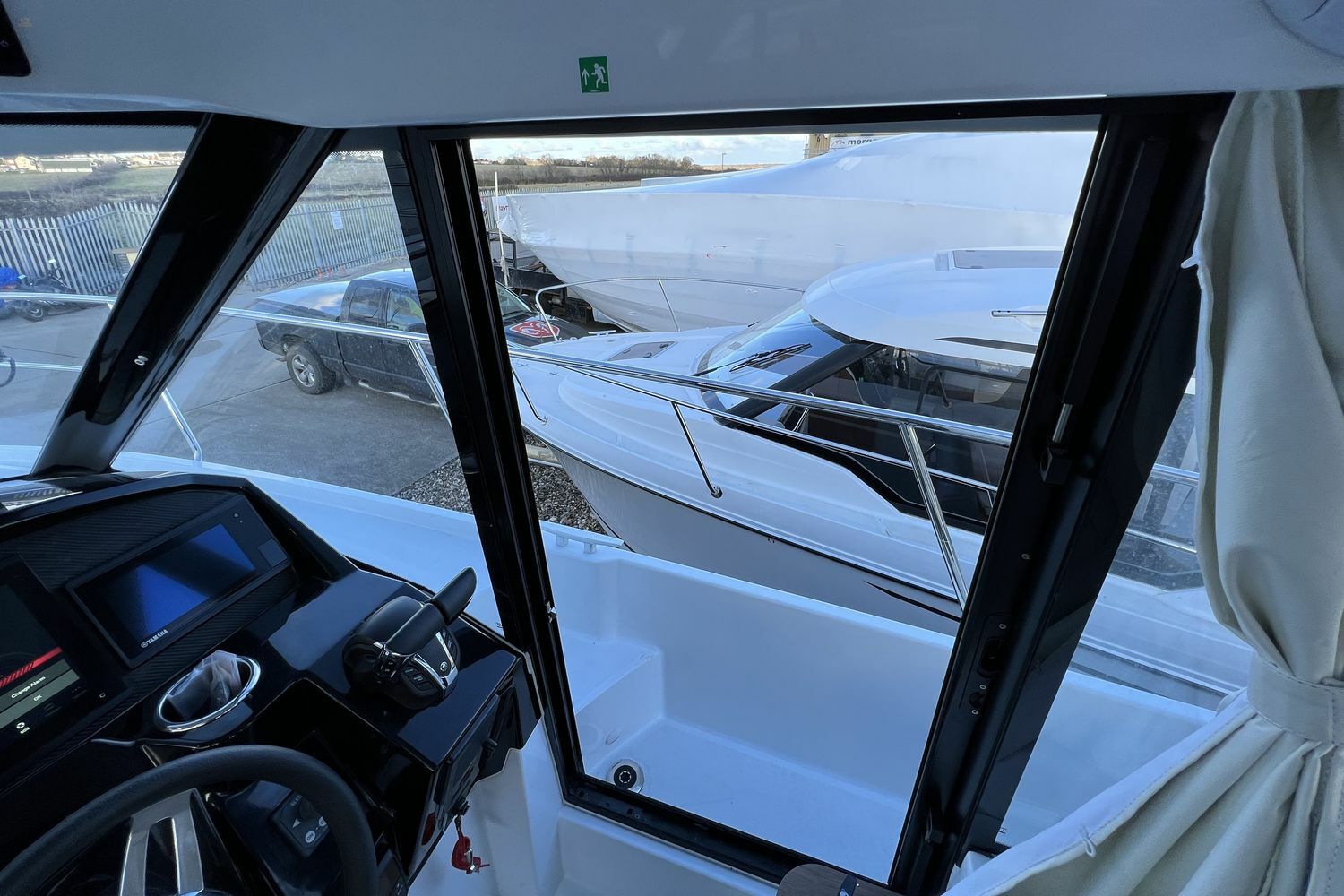 Jeanneau-Merry-Fisher-895-door