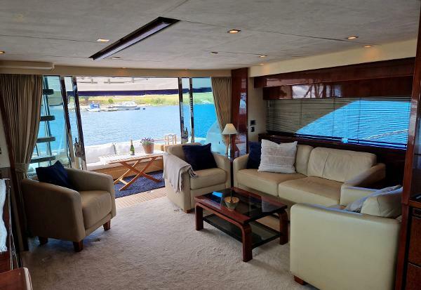 Fairline Squadron 68 - Saloon