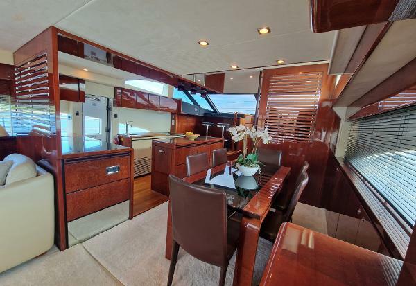 Fairline Squadron 68 - Dining