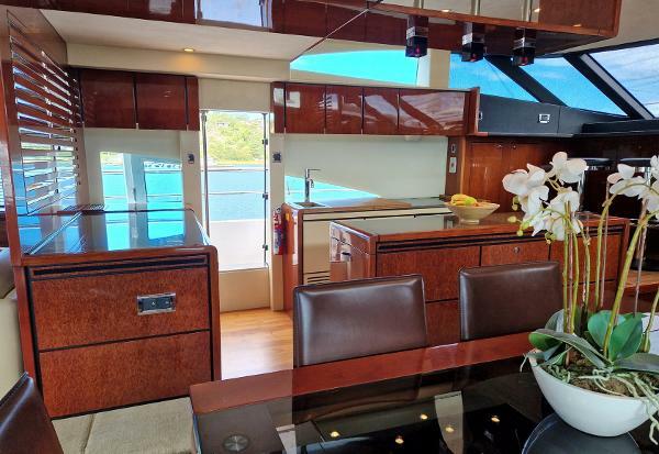 Fairline Squadron 68 - Dining