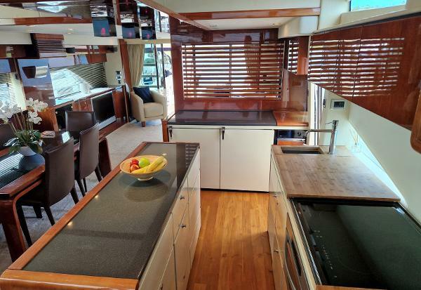 Fairline Squadron 68 - Dining