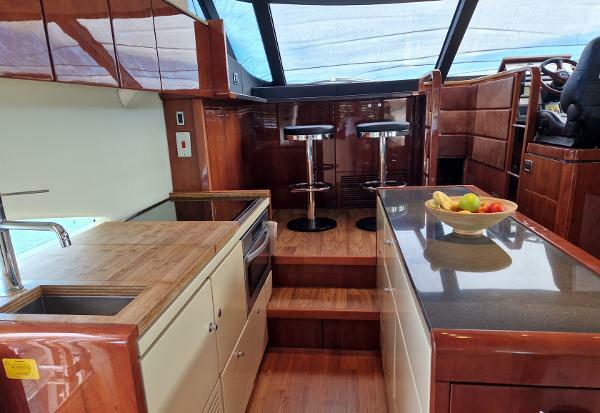 Fairline Squadron 68 - Dining