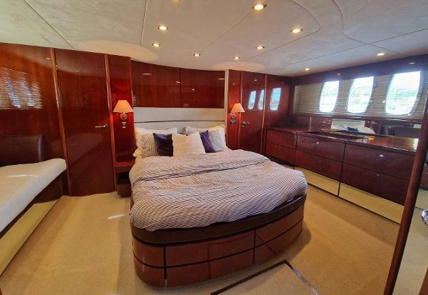 Fairline Squadron 68 - Master Cabin