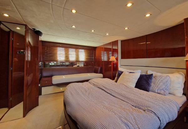 Fairline Squadron 68 - Master Cabin