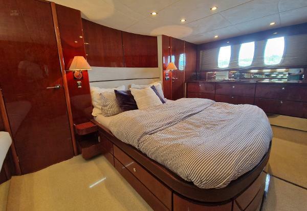 Fairline Squadron 68 - Master Cabin