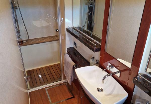 Fairline Squadron 68 - Master Cabin En Suite