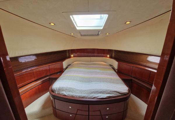 Fairline Squadron 68 - VIP Cabin
