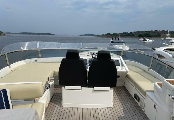 Fairline Squadron 68 - Flybridge