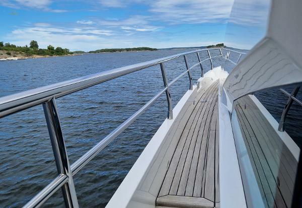 Fairline Squadron 68 - Side Deck