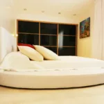 Modernes Doppelschlafzimmer